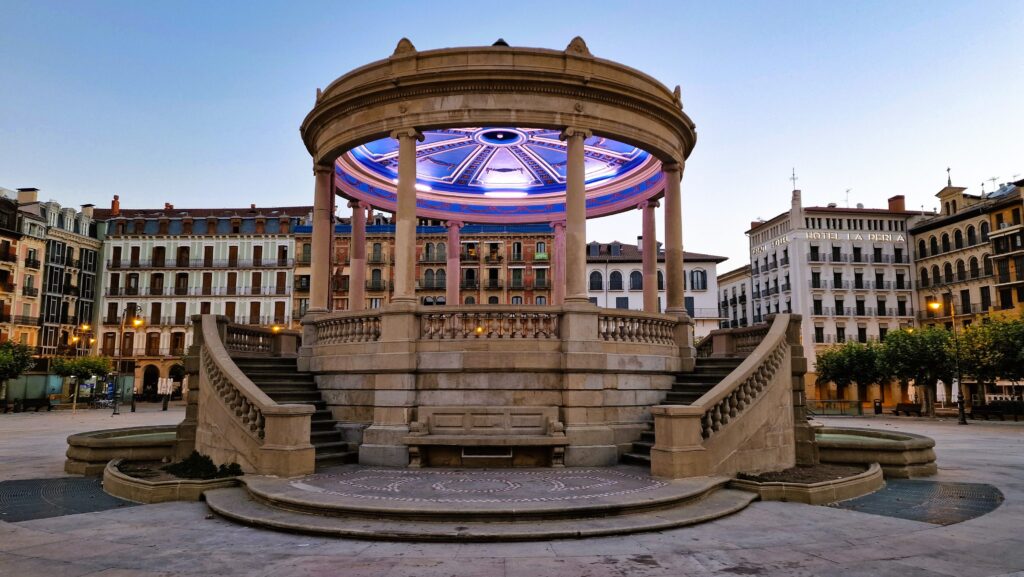 Vista de Pamplona, referencia al impuesto de sucesiones en Navarra