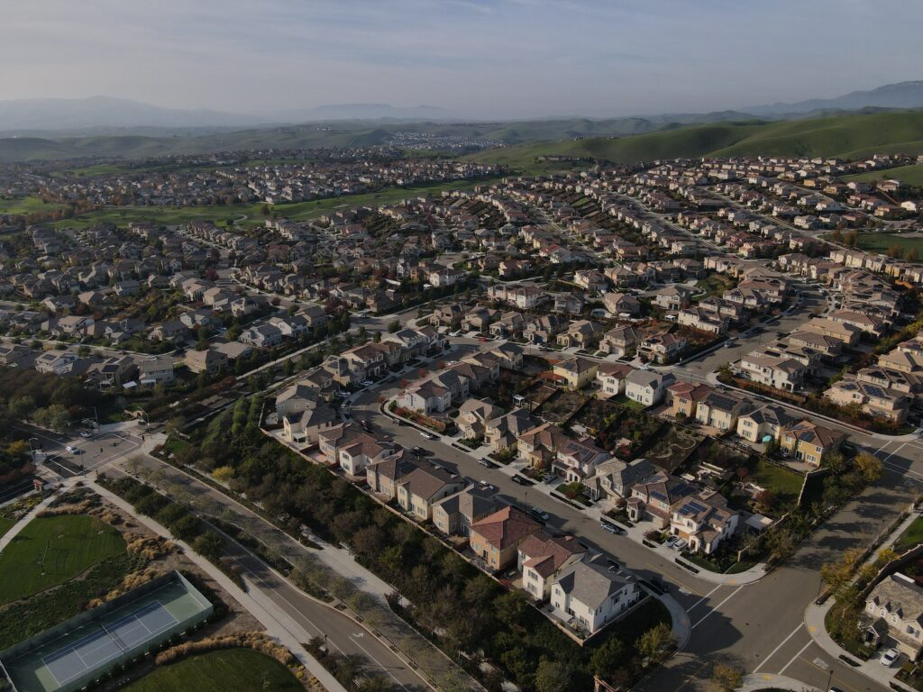 Vista de tejados de una ciudad española, referencia a la plusvalía municipal en una herencia