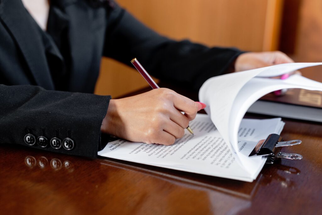 Firma de la escritura de aceptación de herencia en una notaría