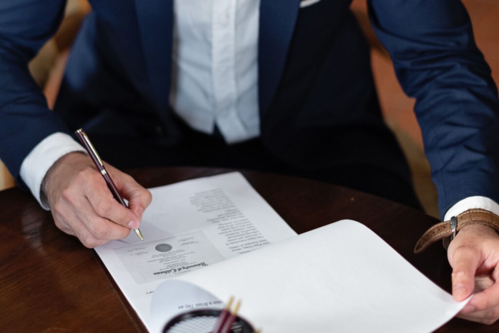 Persona firmando su testamento ante notario en una notaría