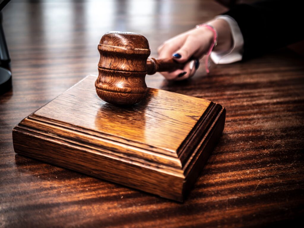 Documentos legales y mazo judicial sobre una mesa, representando la declaración judicial de indignidad sucesoria