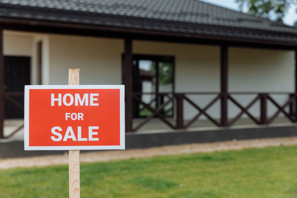 Cartel de venta en una vivienda, referencia a los impuestos que se pagan al vender una vivienda heredada