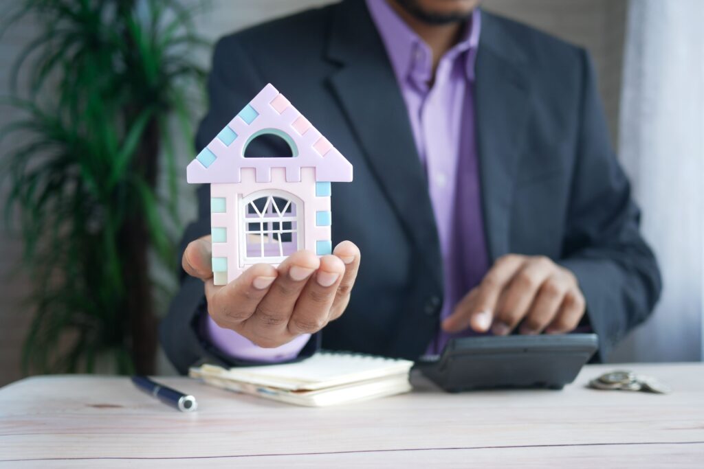 Asesor calculando el Impuesto de Sucesiones de una vivienda heredada en Andalucía