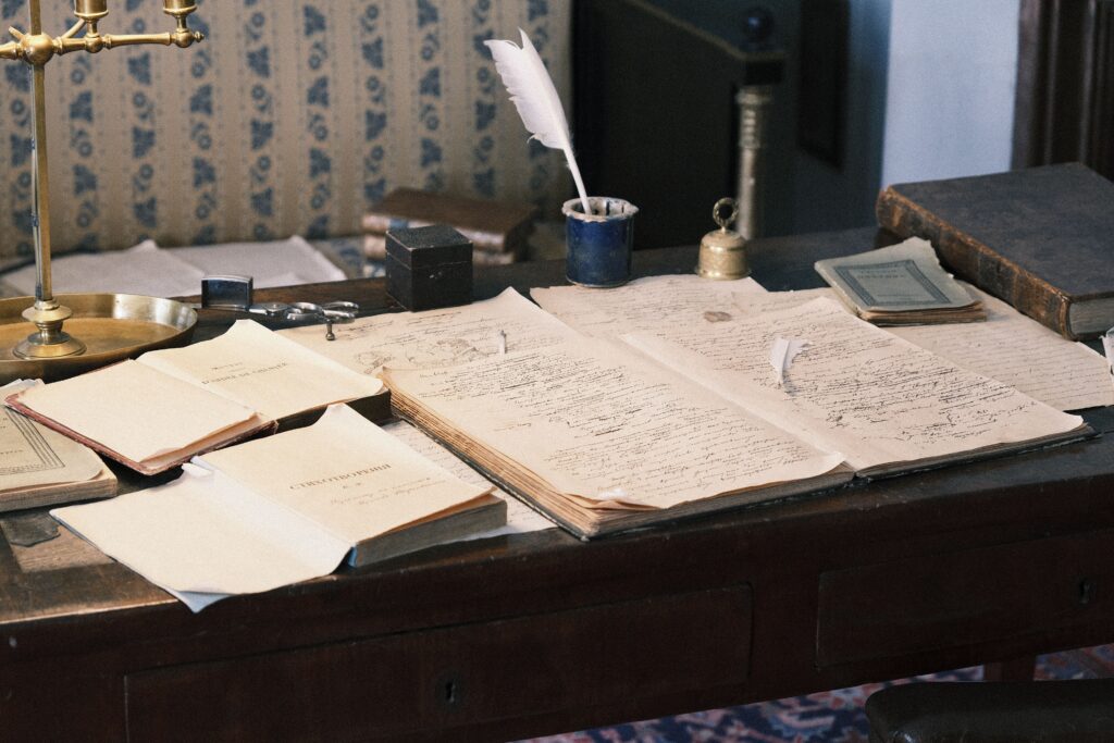 Documentos de una herencia y las llaves de una vivienda sobre una mesa